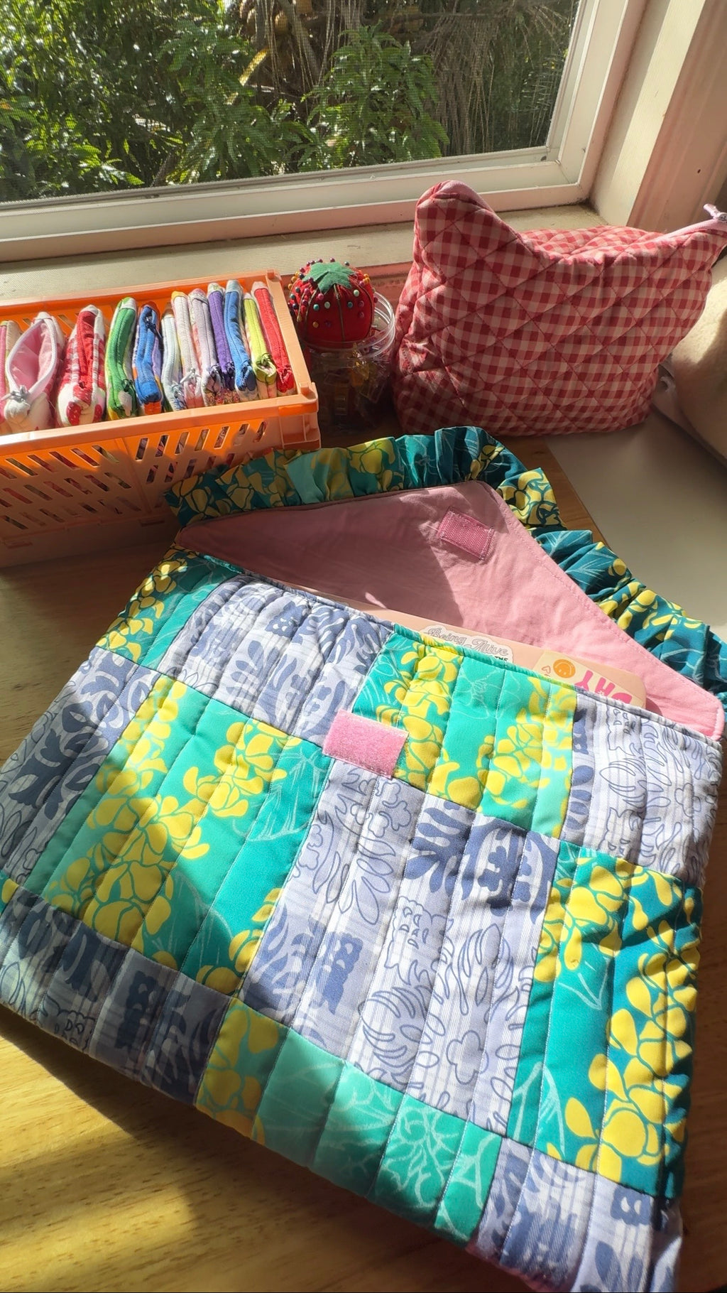 PUAKENIKENI RUFFLE LAPTOP SLEEVE