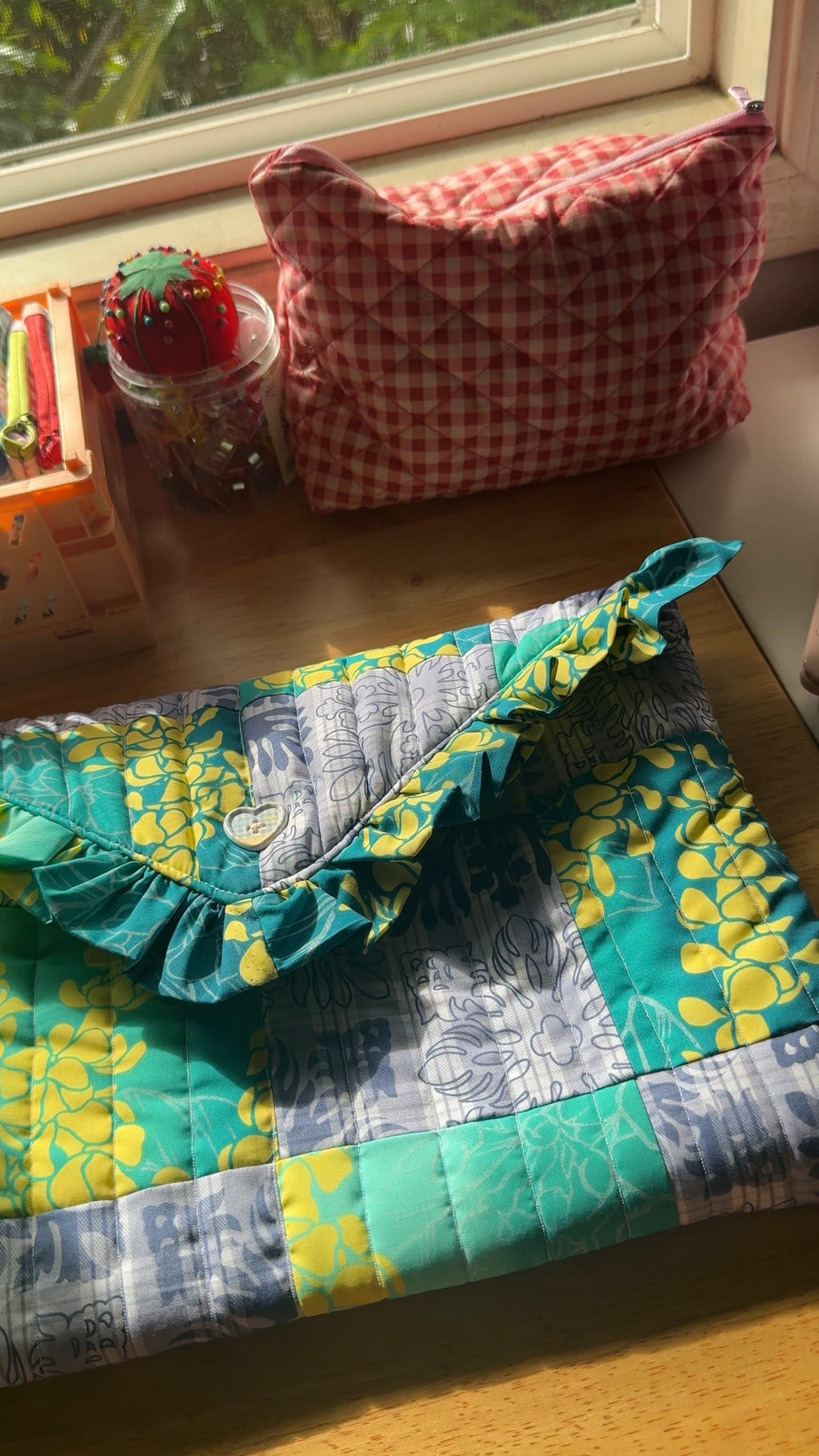 PUAKENIKENI RUFFLE LAPTOP SLEEVE